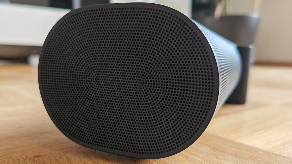 Die Sonos Arc schmiegt sich so flach und elegant unter euren Fernseher, dass sie fast schon als modernes Deko-Element durchgeht.