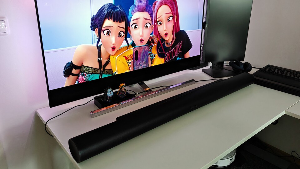 Ich arbeite auf einem 48-Zoll-TV und bringe die Arc Ultra kaum auf dem Schreibtisch unter. (Bild: Maxe S., GameStar)