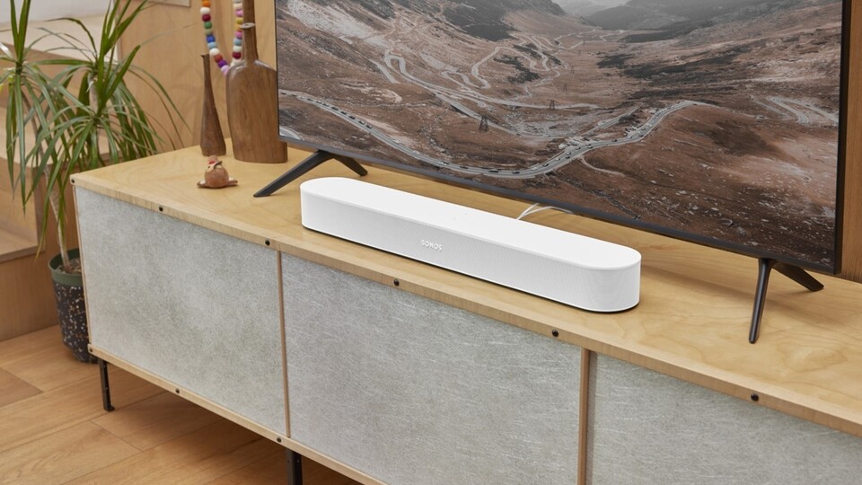 Meiner Meinung nach sollen Soundbars nicht wie eckige Kartons aussehen, da muss schon etwas Schickes her. Die Sonos Beam bietet wirklich ansehnliches Design.