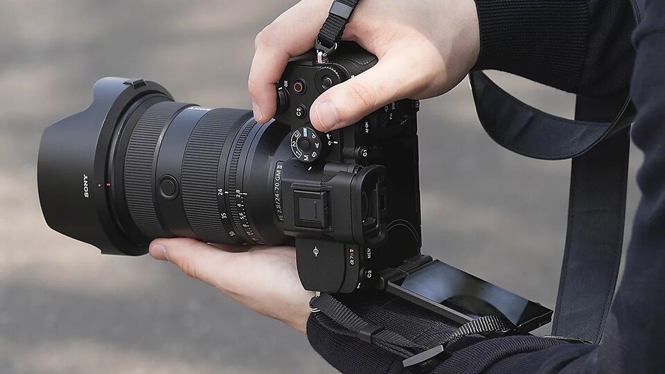 Das Display der Sony Alpha 7R V lässt sich nach vorne klappen und in nahezu alle Richtungen schwenken.