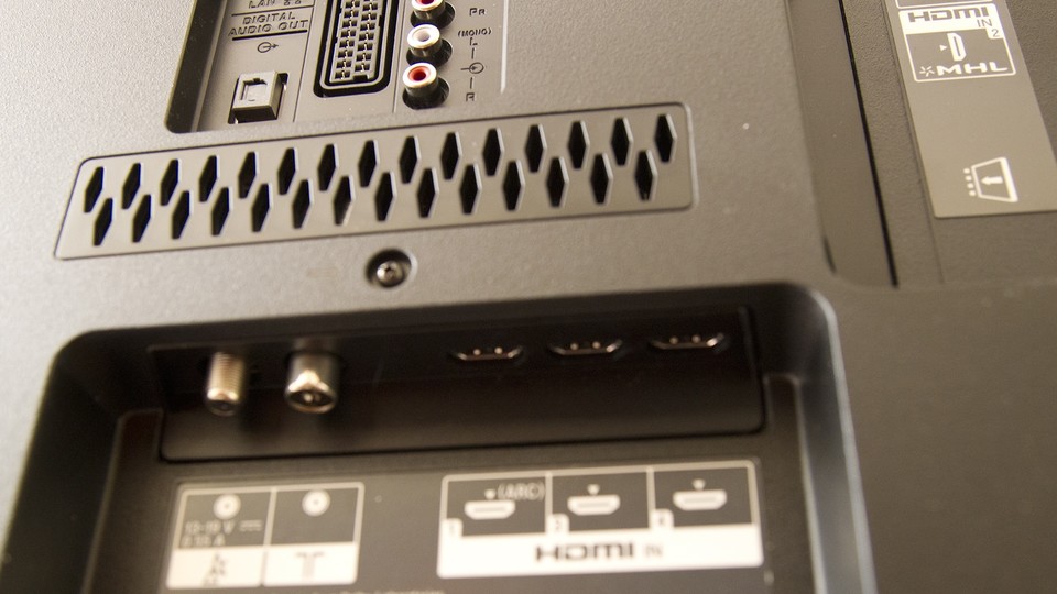 Drei der vier HDMI-Eingänge befinden sich an der Rückseite, der vierte für einen spontanen Anschluss an der Seite.