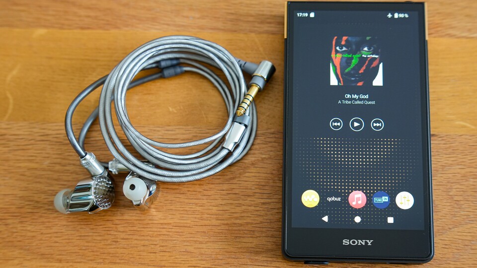 Mein aktuelles Musik-Setup besteht aus dem Sony NW-ZX707 (japanische Version ohne Lautstärkelimitierung) und den Sony IER-Z1R. Mein europäischer WM1AM2 hatte mitunter Probleme, die 40-Ohm-In-Ears adäquat auszusteuern. Wie sieht es wohl beim Xperia VII aus? (Bild: GameStar Tech)