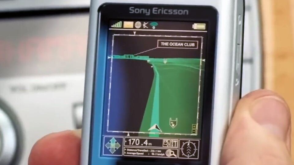 Handy am Steuer? Das darf auch nur James Bond. (Bild: MGM)