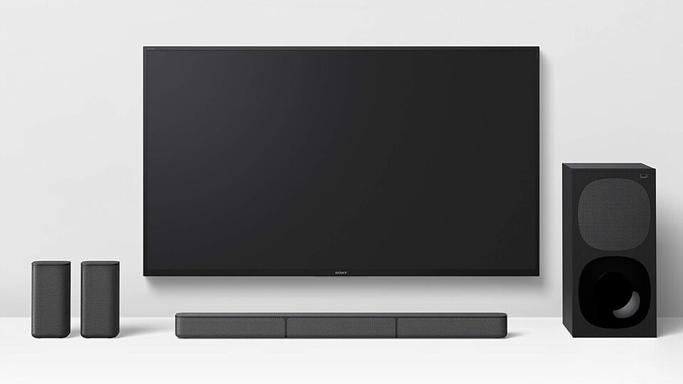 Zwei Rear-Lautsprecher, eine 3-Kanal-Soundbar und ein externen Subwoofer für den Bass - damit habt ihr ein echtes 5.1-Soundsystem.