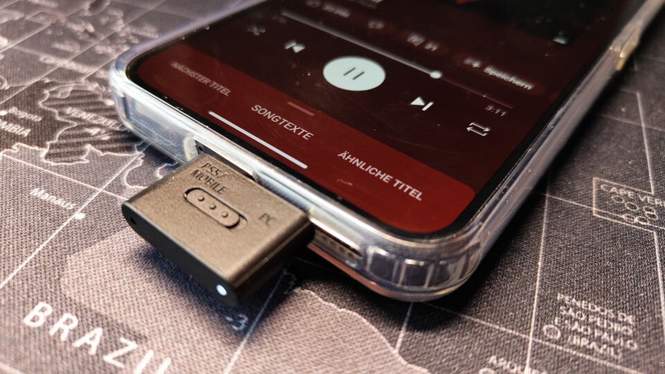 Etwas umständlich, aber es funktioniert: Der USB-C-Dongle kann auch an Handys angeschlossen werden.
