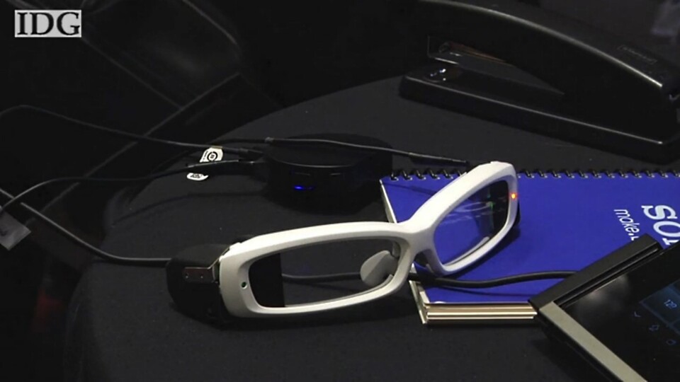Sony Smarteyeglass ist noch nicht so weit entwicklet wie Google Glass, nutzt aber zwei Bildschirme. (Bildquelle: PCWorld)