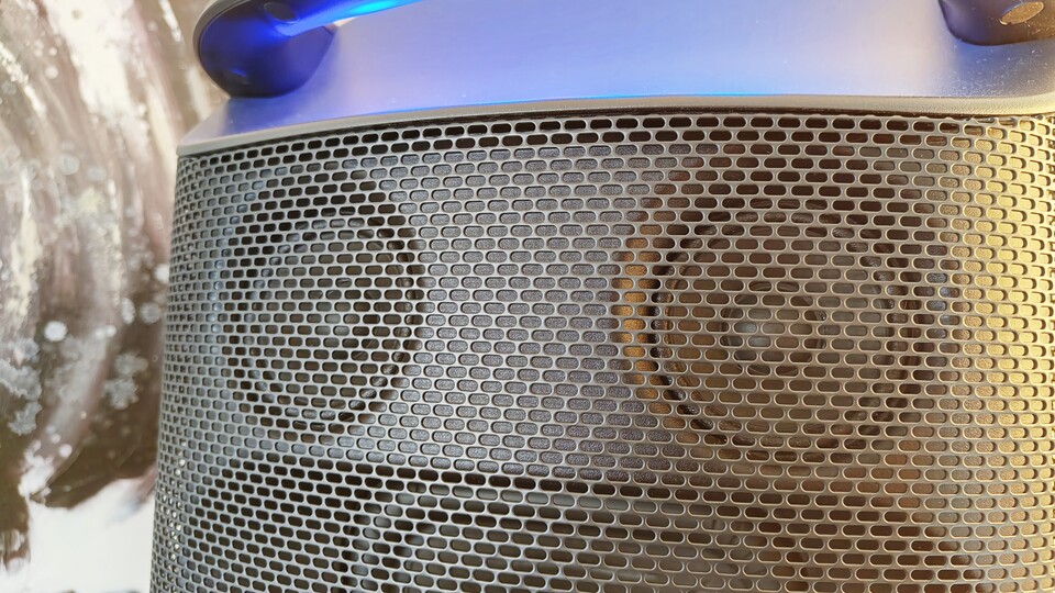 Die Treiber werden von einem Aluminium-Grill geschützt und das Gehäuse besteht aus einem hochwertigen Kunststoff. Bei solchen Lautsprechern ist die Materialauswahl nicht nur für den Klang wichtig: das Gerät darf auch nicht zu schwer werden. Sony hat eine gute Balance getroffen.