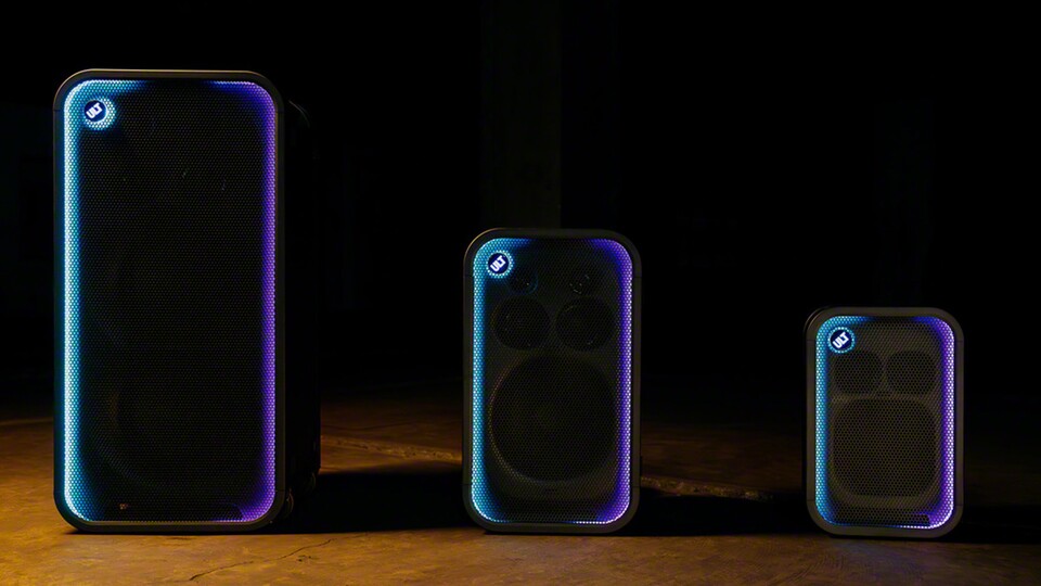 Die ULT Tower MAX (links) ist mit 106 cm so groß, dass selbst die 71 cm hohe ULT Tower 7 (Mitte) klein aussieht. Mit 53 cm ist die ULT Tower 5 (rechts) aber auch keine kleine Box.