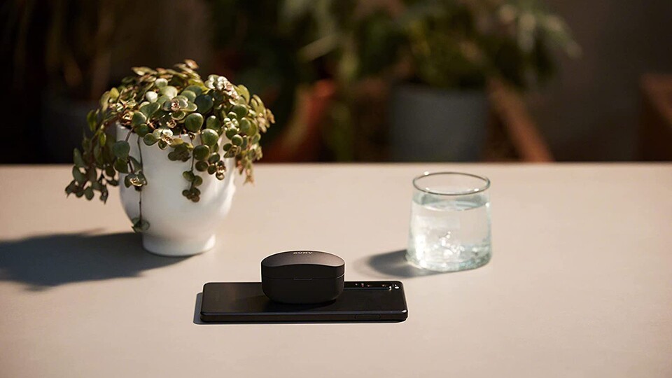 Die Sony WF-1000 XM4 sind die perfekten Begleiter für unterwegs dank erstklassigem Noise Cancelling und einer Akkulaufzeit von bis zu 8 Stunden.