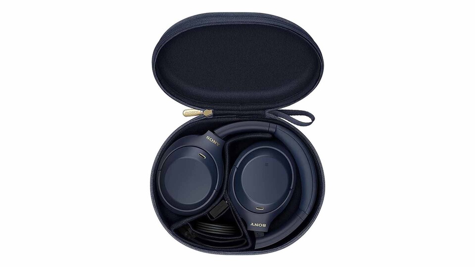 Durch ihr flexibles Design lassen sich die Kopfhörer problemlos im mitgelieferten Transportetui verstauen.