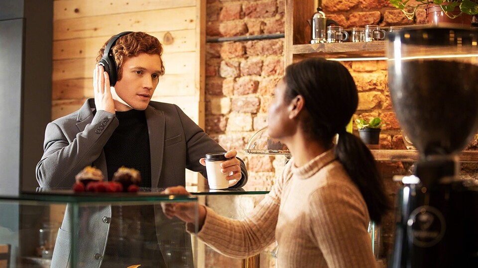 Für kurze Gespräche oder Durchsagen muss ich lediglich die Hand an die rechte Ohrmuschel halten, um den Transparenzmodus zu aktivieren.