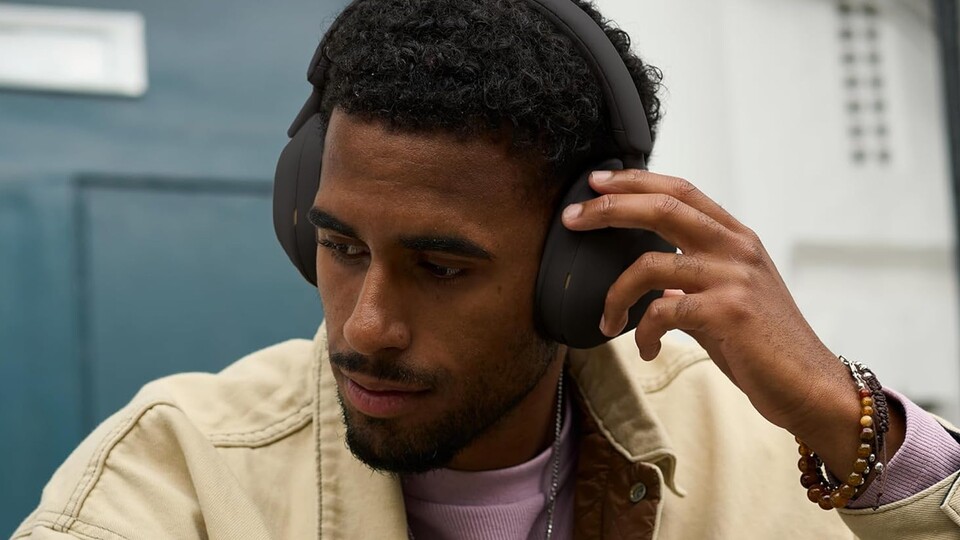 Die Sony WH-1000XM5 SA sind ein Paradebeispiel dafür, wie moderne Kopfhörer den Alltag leichter machen können – sei es durch Ruhe, besseren Klang oder praktische Features.