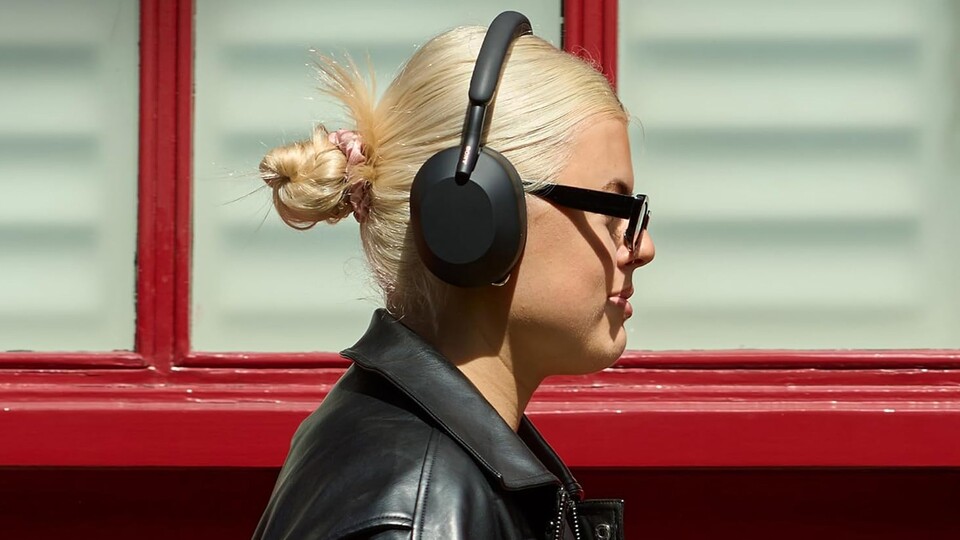 Dank Beamforming-Mikrofonen und KI-basierter Rauschunterdrückung seid ihr bei Telefonaten oder Zoom-Calls glasklar zu verstehen – auch wenn draußen gerade der Müllwagen vorbeifährt.