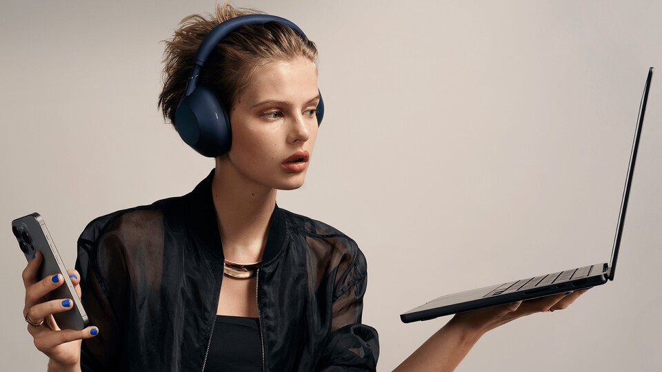 Egal ob drinnen oder draußen: Die Sony WH-1000XM6 glänzen in jeder Situation – und per Bluetooth kann man sie mit fast jedem Gerät genießen.