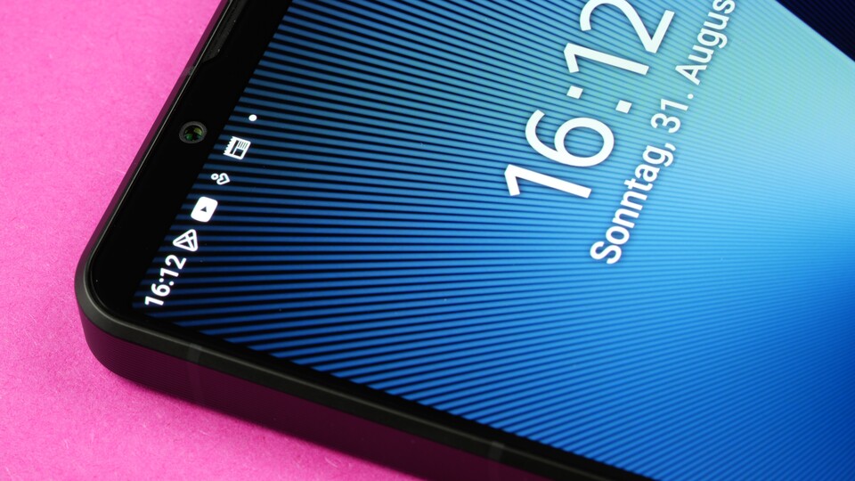Sony verzichtet auf Notch oder Punch-Hole – der Bildschirmrahmen ist dafür etwas dicker und bietet Platz für die Frontkamera. (Bildquelle: GameStar Tech)
