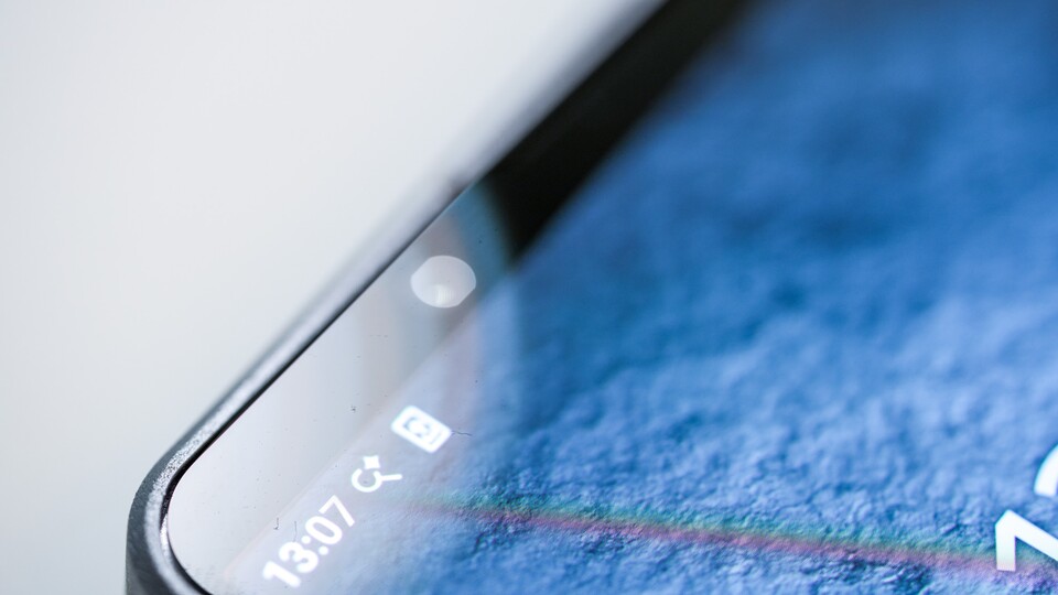 Sony verstaut die Frontkamera im breiten Displayrand. Wirkt altbacken, hat aber den Vorteil, dass ihr keine Aussparung auf dem Bildschirm habt. (Bildquelle: Marinus M., GameStar Tech)