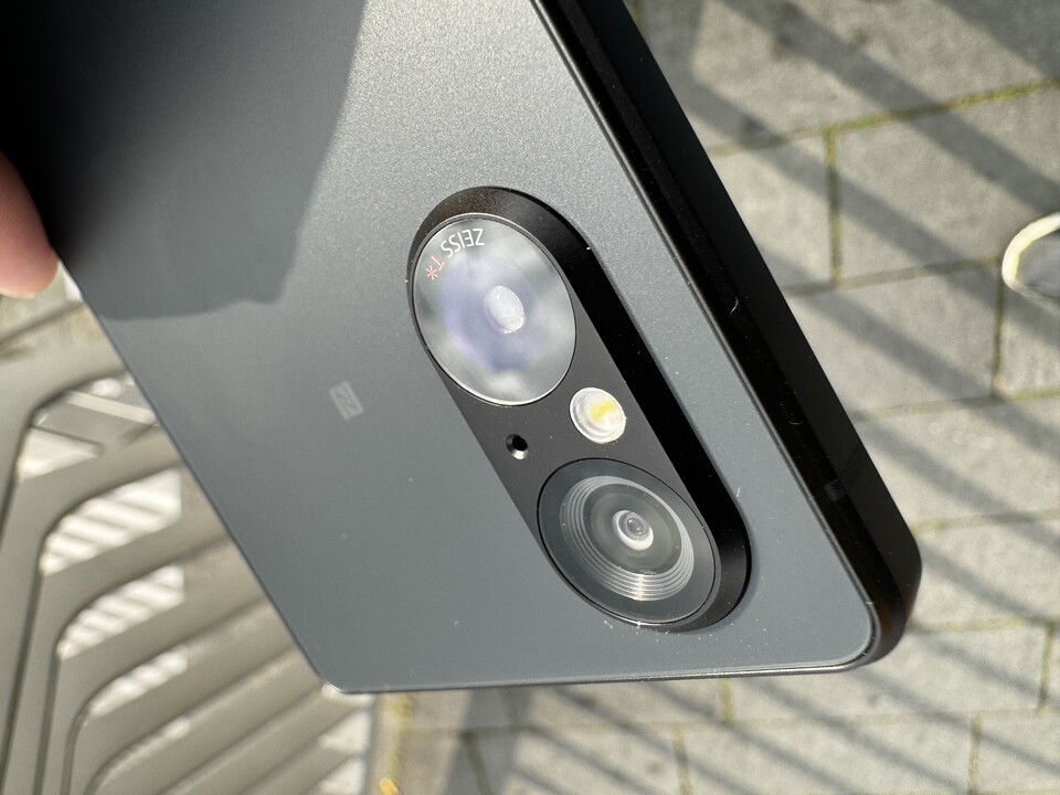 Sony verzichtet auf eine dritte Kamera und kehrt mit dem Xperia 5 V zum Dual-System zurück.