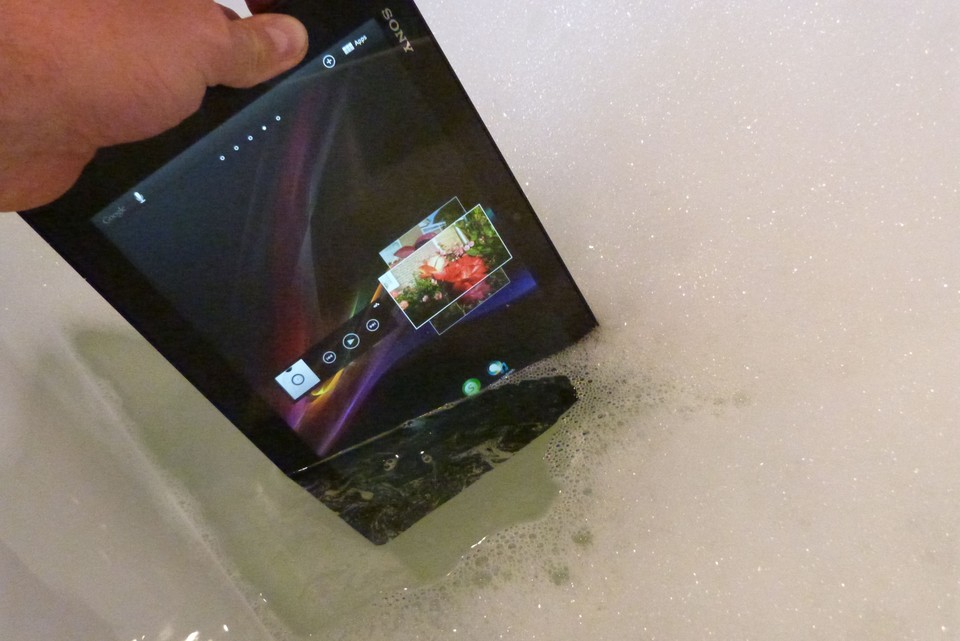 Bis einen Meter Tiefe ist das Xperia Tablet Z wasserfest - unseren Badewannentest hat es bestanden