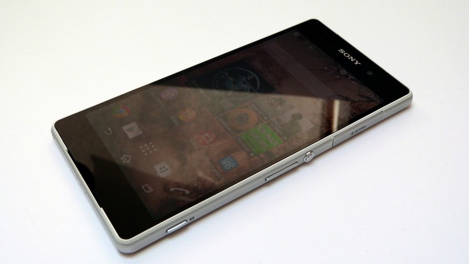 Das 5,2 Zoll große Full-HD-Display des Sony Xperia Z2 überzeugt, spiegelt aber sichtbar. 