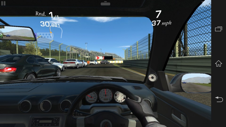 Grafisch anspruchsvolle Spiele wie hier Real Racing laufen völlig ruckelfrei auf dem Xperia Z.