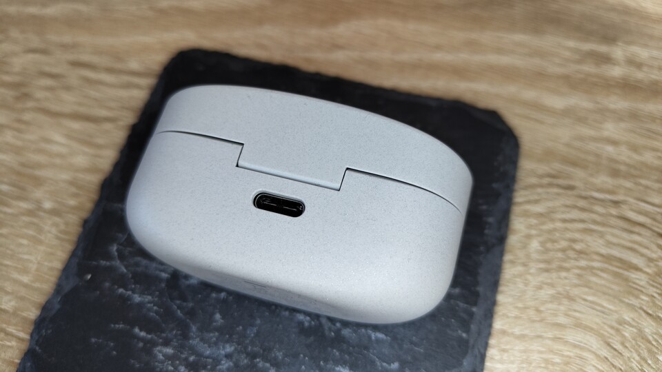 Man kann die WF-1000XM4 entweder mit einem Typ-C-Kabel oder mit einer Qi-Ladestation aufladen.