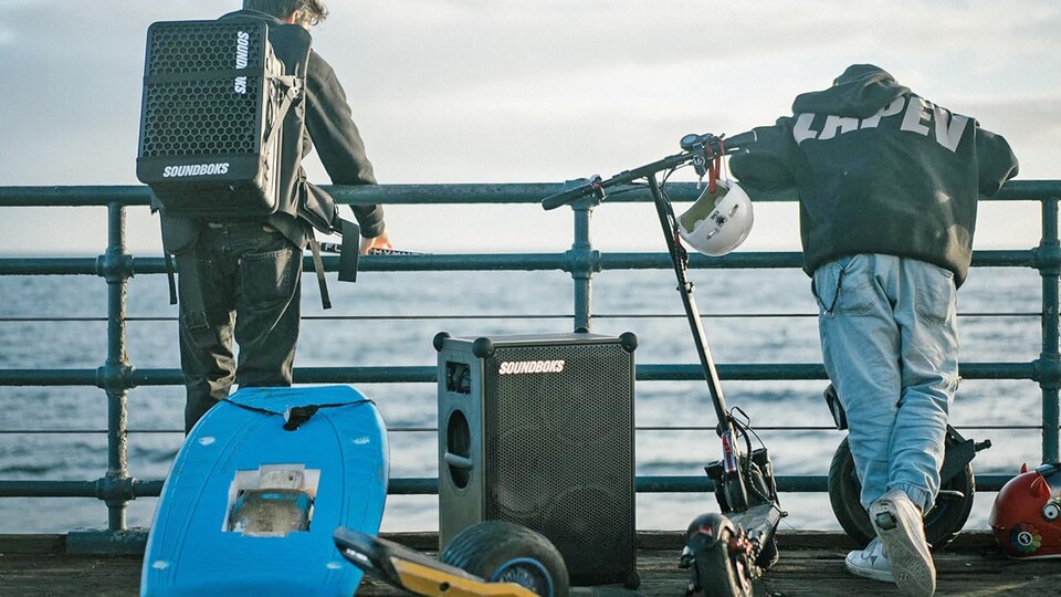 Weniger als halb so groß, fast genauso stark. Die Soundboks Go ist eine tolle Alternative zum großen Bruder.