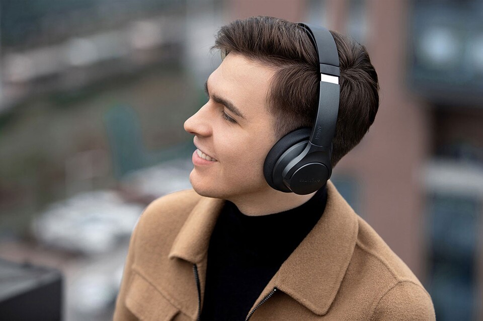 The soundcore by Anker Q20i sit comfortably, even if the train is delayed again. Conveniently, they also have a good battery life in this case.