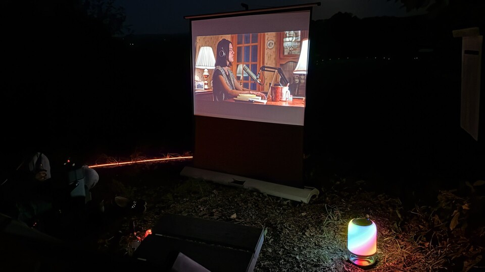 Aus kurzer Distanz auf der Leinwand: Auch beim Camping ist der Nebula P1 schnell einsatzbereit. (Bildquelle: Mirco K., GameStar)