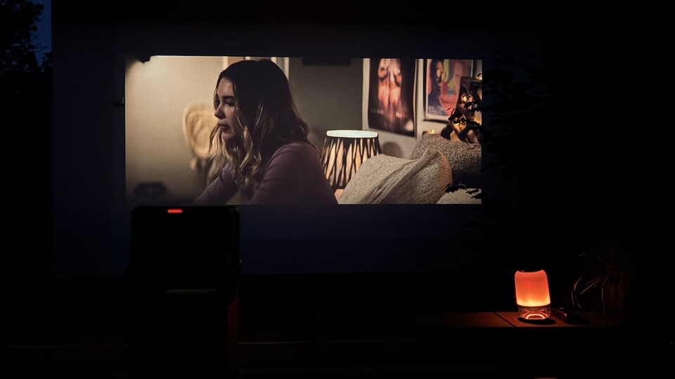 Netflix auf der Hauswand des Nachbars; das riesige Bild ist beeindruckend. (Bildquelle: Mirco K., GameStar)