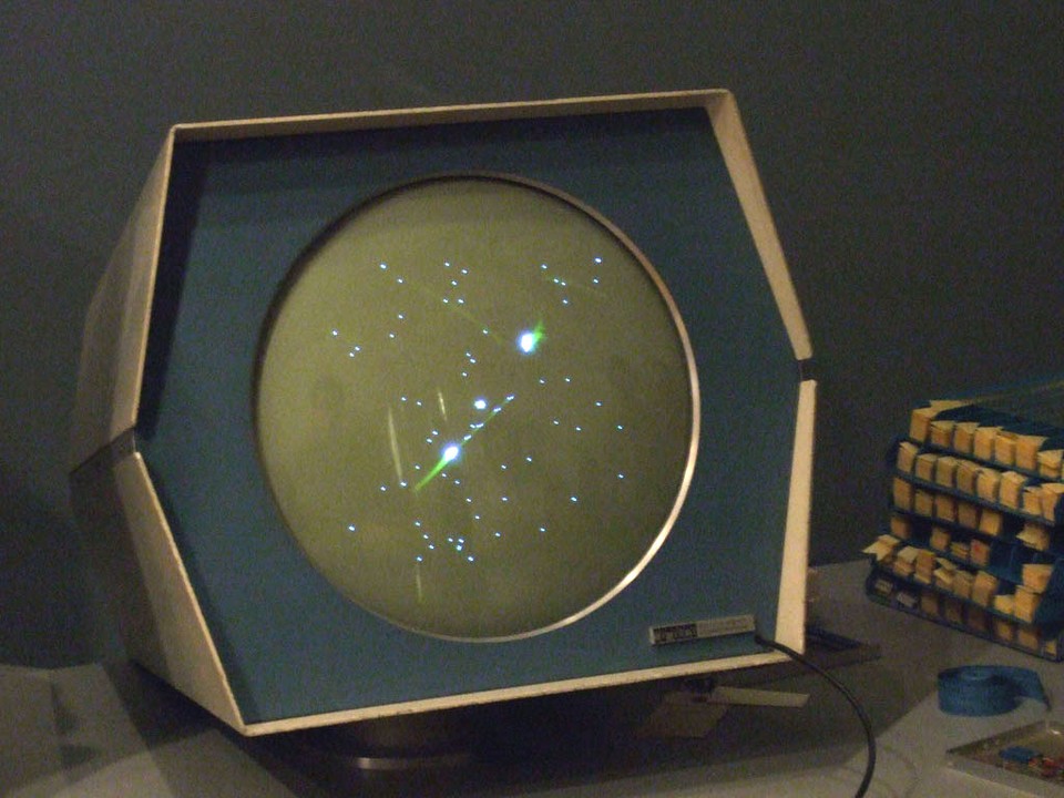Spacewar läuft auf einem antiken PDP-1-Bildschirm.