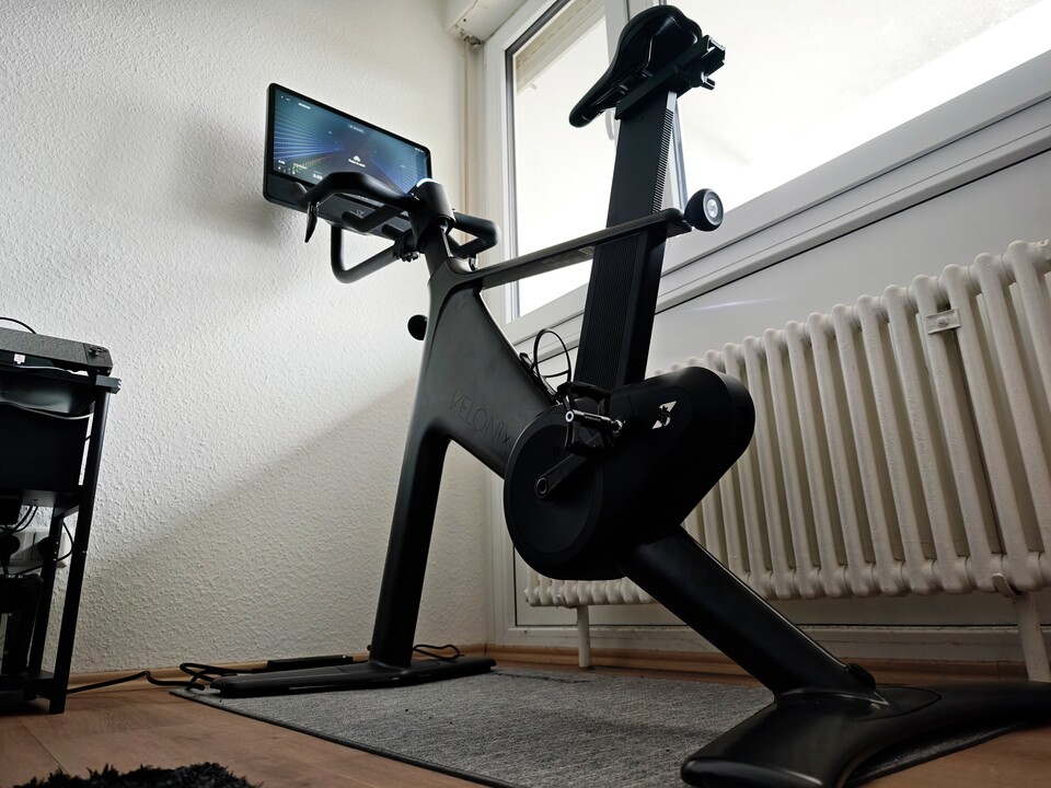 Der Speediance Velonix nimmt nicht viel Platz ein. Bei mir steht er (aktuell) im Schlafzimmer neben einem großen Fenster. (Bildquelle: Duy Linh DinhGameStar Tech)