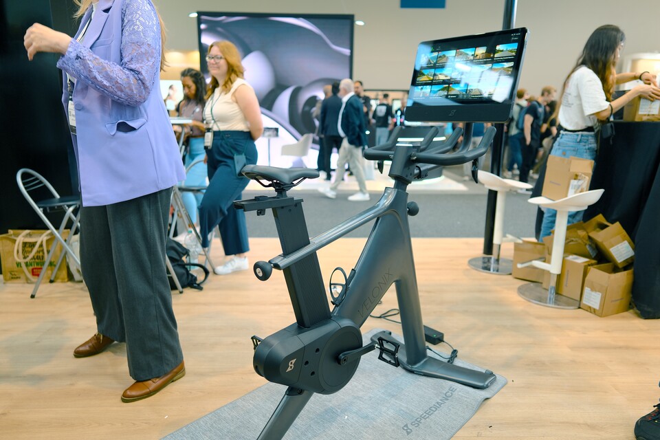 Als ehemaliger Fitnesstrainer hat Linh die Sportgeräte auf der IFA 2025 natürlich ganz genau angesehen. (Bildquelle: Duy Linh DinhGameStar Tech)