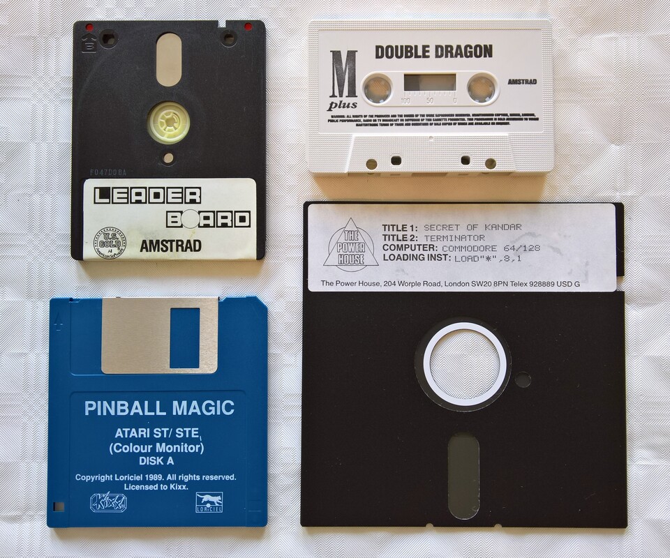 Speichermedien der 80er-Jahre: 3-Zoll-Diskette (CPC, oben links), Kassette (CPC, oben rechts), 3,5-Zoll-Diskette (Atari ST, unten links), 5,25-Zoll-Diskette (C64, unten rechts). Ja, nicht jedes C64-Spiel ist handbeschriftet.
