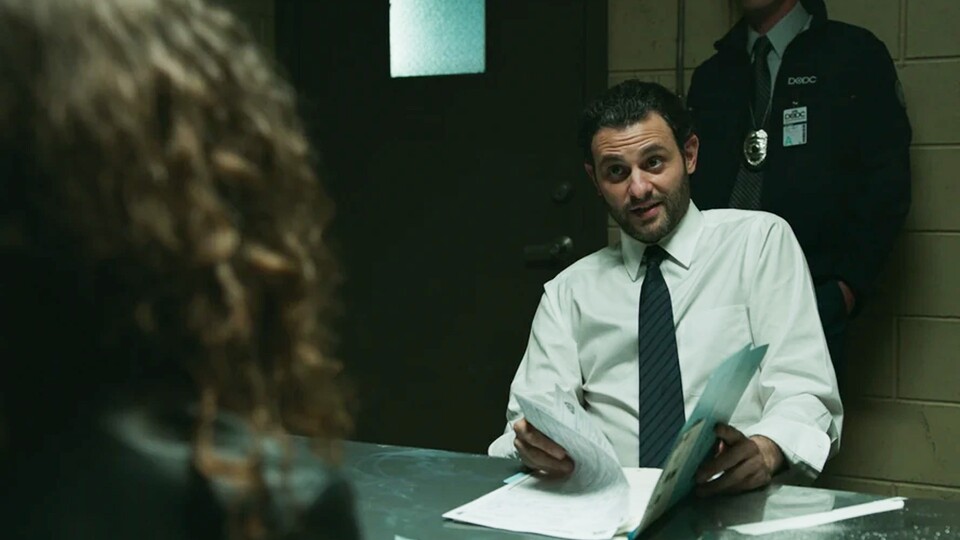 Hier verhört Cleary gerade MJ in No Way Home. Bildquelle: Marvel StudiosDisney