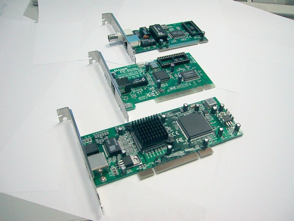 Geschwindigkeitssprünge: Eine 10-MBit-Karte (noch mit BNC-Anschluss) sowie schnellere 100- und 1.000-MBit-Modelle (von hinten nach vorne).