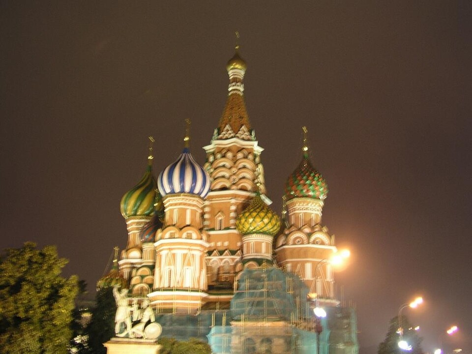 Auf dem Roten Platz in Moskau steht die weltberühmte Basilius-Kathedrale. In Wirklichkeit ist sie allerdings nicht verwackelt.