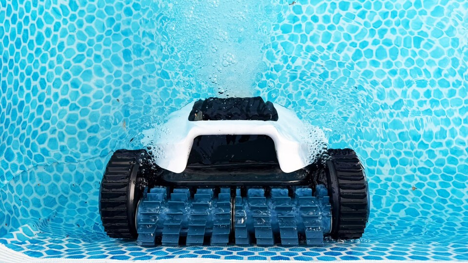 Wenn das Reinigungsprogramm beendet ist, parkt der Spino E1 automatisch oben an der Wasserlinie.