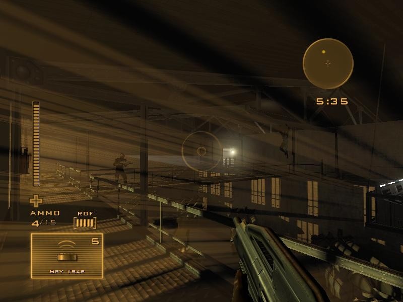 Der Multiplayer-Modus aus der Ego-Sicht der Soldaten. Im Hintergrund sieht man einen Spion an einem Metallstreben baumeln.