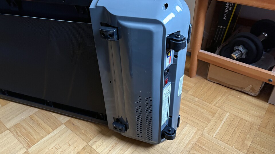 Dank der Rollen kann man das Walking-Pad wie eine Sackkarre vor sich herschieben.