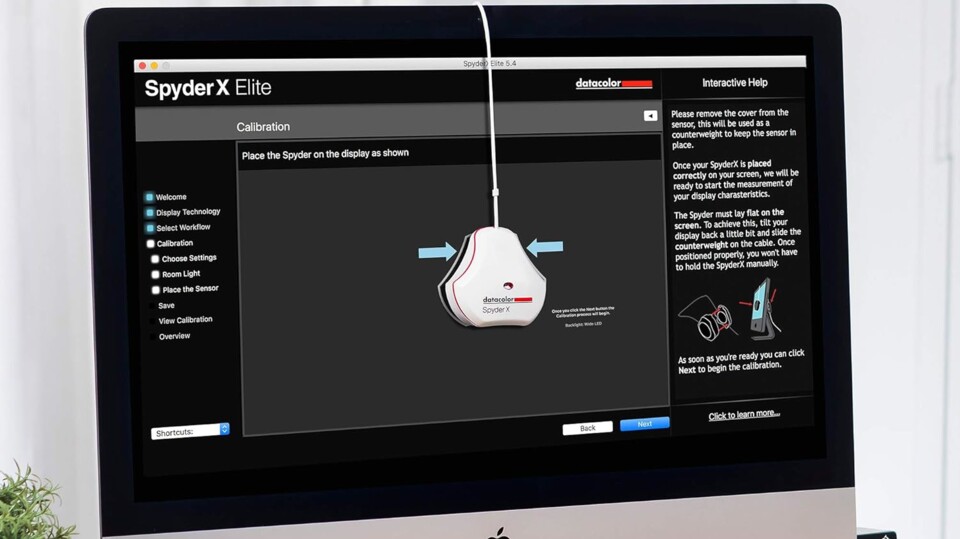 Die Anwendung des Gadgets sieht komisch aus. Aber keine Sorge: Ihr hängt es nur kurz mitten vor den Bildschirm.
