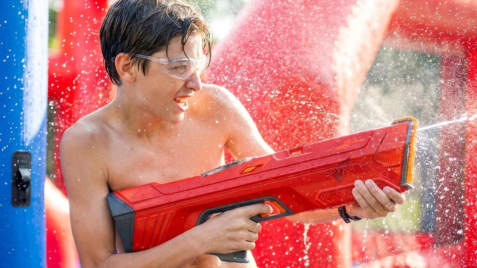 Mit dieser Wasserpistole macht ihr bei der nächsten Gartenparty garantiert alle nass.