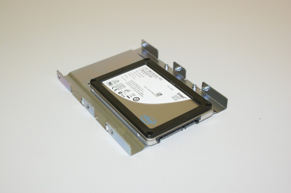 Mit Hilfe eines Einbaurahmens passen die meist im 2,5-Zoll-Notebook-Format gefertigten SSDs auch in reguläre PC-Schächte (3,5 Zoll).