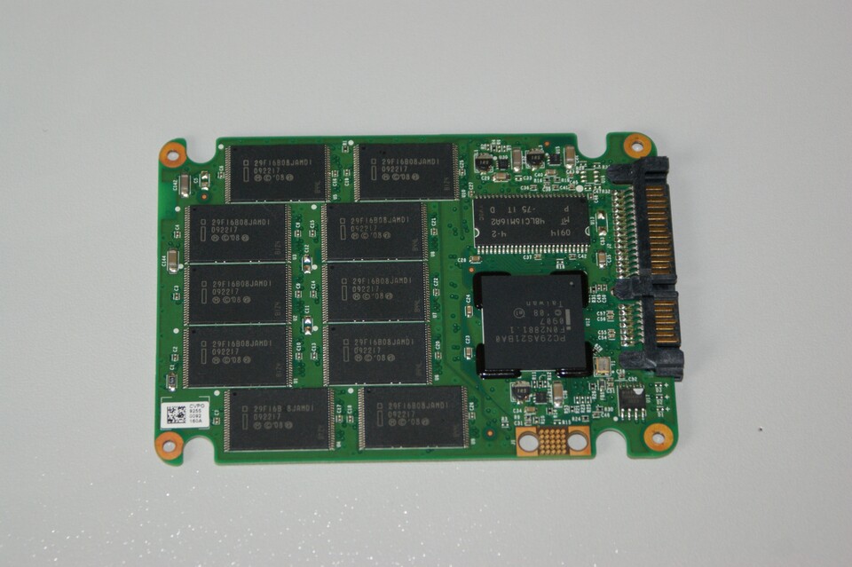 Intel X25-M G2 : Ohne Gehäuse erkennen Sie gut die Speicherchips (rechteckig) sowie den Controller-Chip (quadratisch).