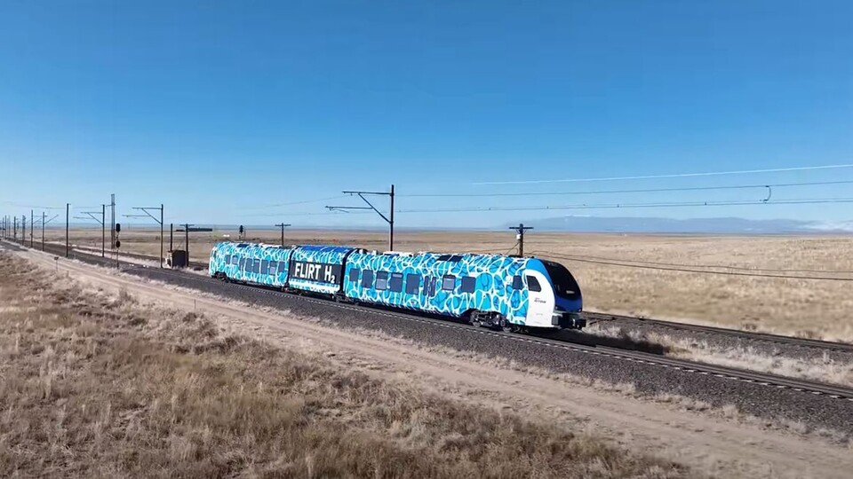 Here the train is currently on its world record tour through the Colorado desert at the Ensco test center. (Image source: YouTube video Stadler Rail)