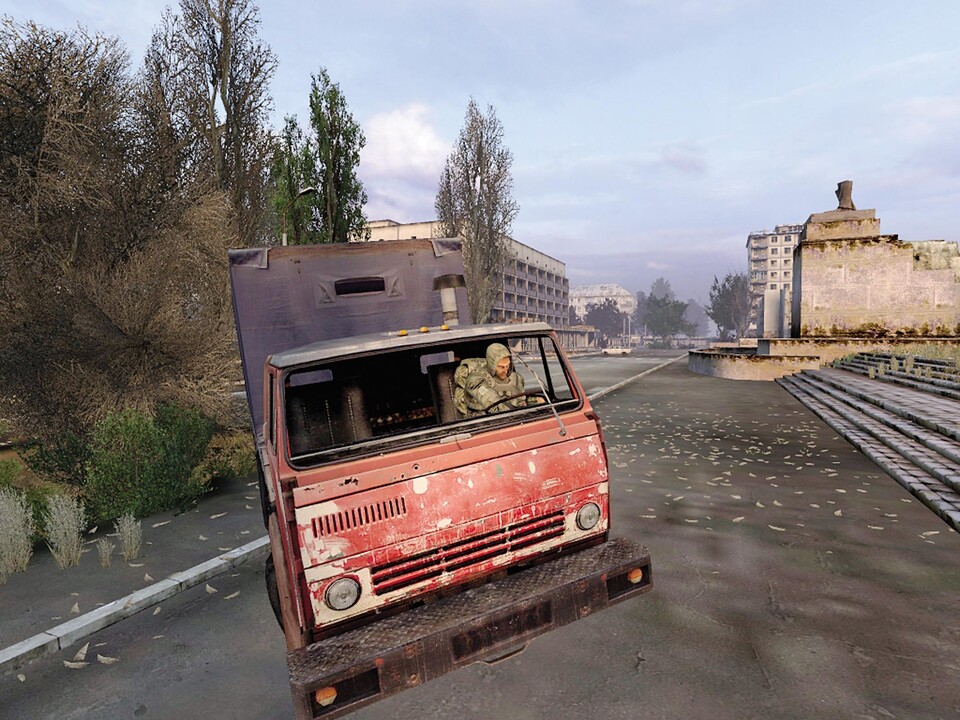 Im russischen Kamaz-Lastwagen brettern wir durch eine Geisterstadt. Der Brummi b