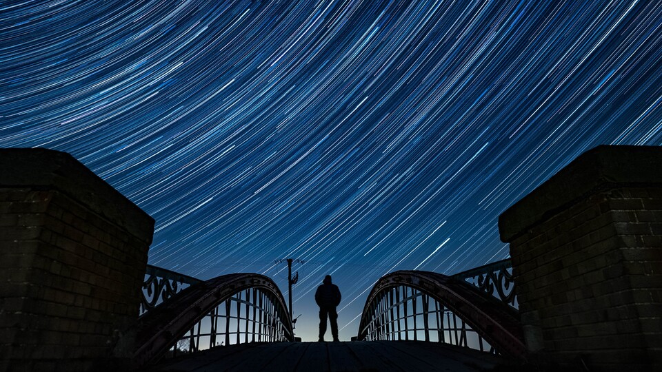 Nehmen wir den Sternenhimmel mit einer Langzeitbelichtung auf, erhalten wir sogenannte Star Trails. (Bildquelle: Andy - stock.adobe.com)