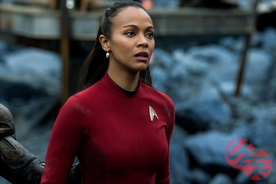 Uhura ist eine der wenigen glücklichen Red Shirts, die nicht beim ersten Aufeinandertreffen mit einem Gegner sofort tot umfällt.