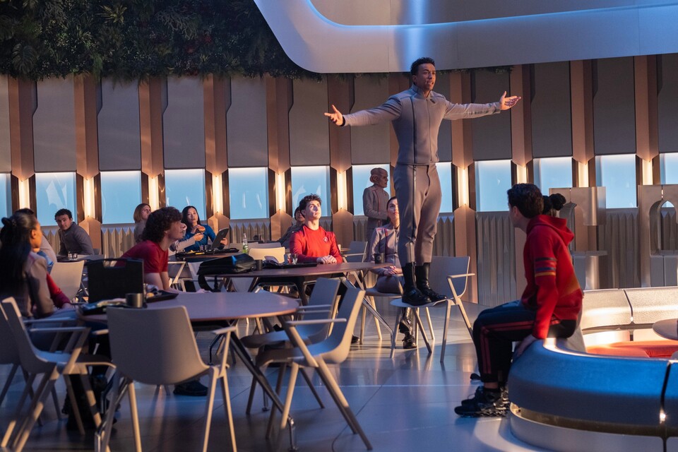 Caleb (Sandro Rosta, auf dem Stuhl) wird zwangsrasiert. Ist das lustig, affig oder einfach nur peinlich? (Foto: CBSParamount)