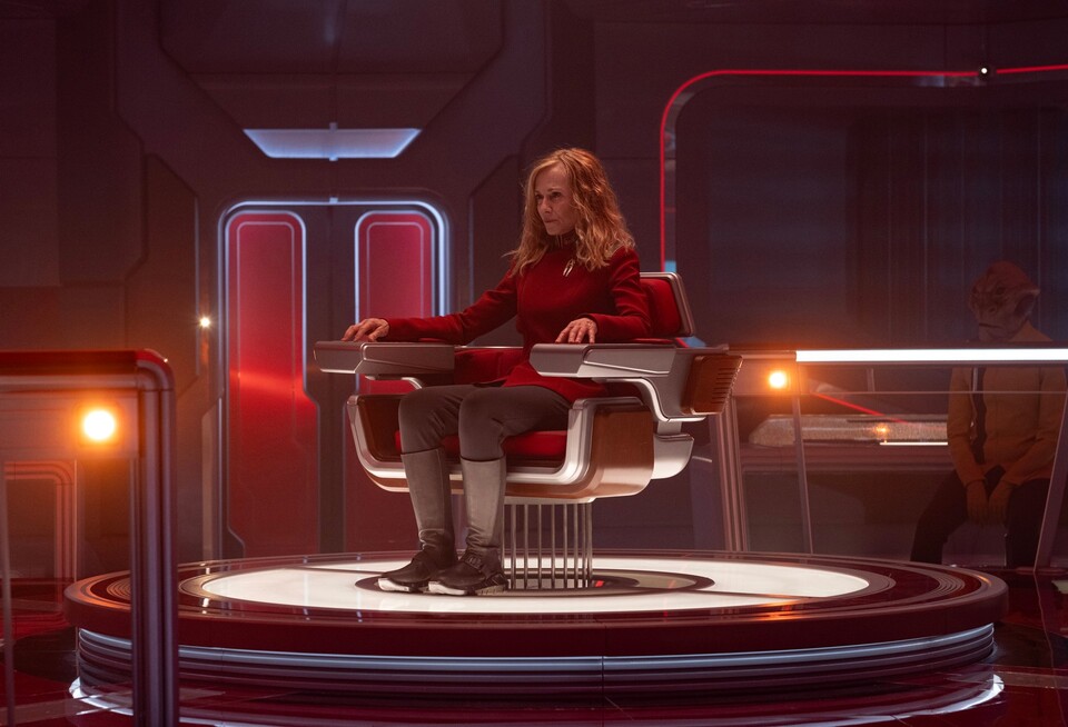 Captain Ake (Holly Hunter) hat einen sehr ... interessanten Führungsstil. (Foto: CBSParamount)