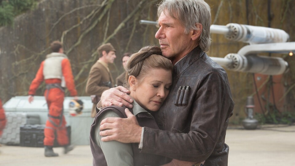 Carrie Fisher als Leia in Star Wars: Episode 7 neben Harrison Ford als Han Solo.